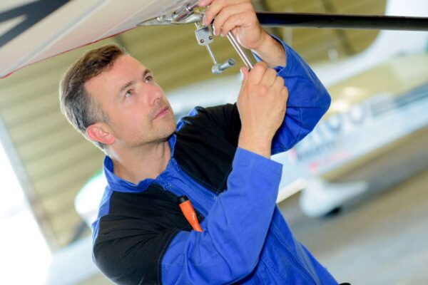 How Much Do Aircraft Mechanics Earn?